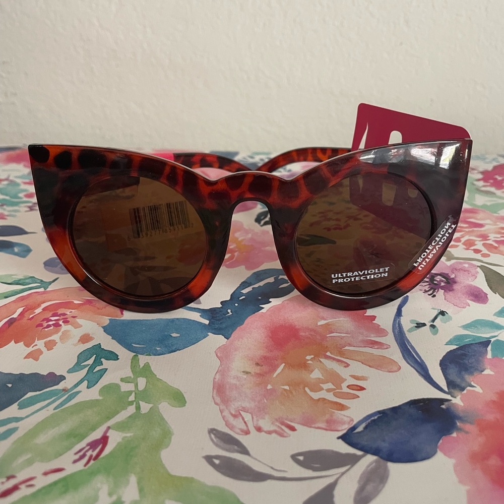 Boutique oversized round cat eye sunglasses